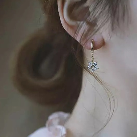 🌼Insta gold plated flower hoop earrings - Picture 3 of 5